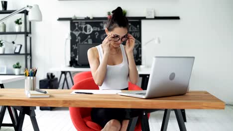 Linda-mujer-que-trabaja-en-la-oficina-moda