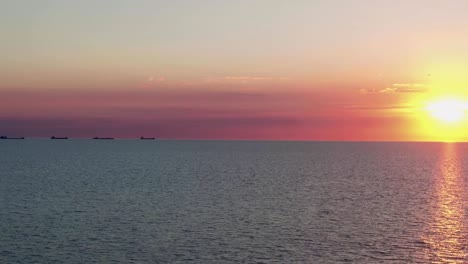 antena-disparo-hermosa-puesta-de-sol-sobre-el-mar