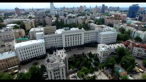 Administración-presidencial-y-la-casa-con-vistas-de-quimeras-de-Kiev-en-Ucrania