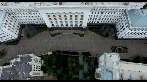 Administración-presidencial-casa-con-vistas-del-paisaje-urbano-de-quimeras-de-Kiev-en-Ucrania