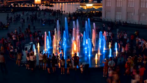 Bunt-beleuchteten-Brunnen-in-der-Nacht-mit-Kindern-Baden.-Ukraine,-Kiew.