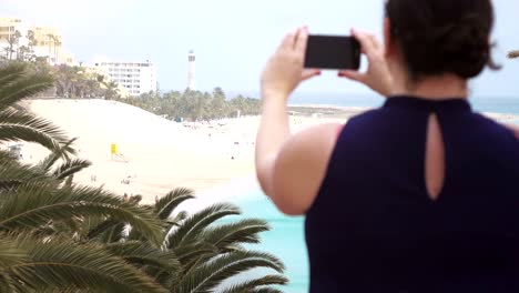 Video-de-mujer-haciendo-la-foto-en-las-vacaciones-en-camara-lenta-real