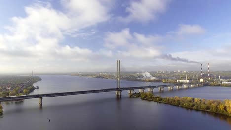 El-puente-sobre-el-río-Dniéper.-Abarcar-la-ciudad-con-un-pájaro.-Puente-del-sur.-Kiev.-Ucrania.