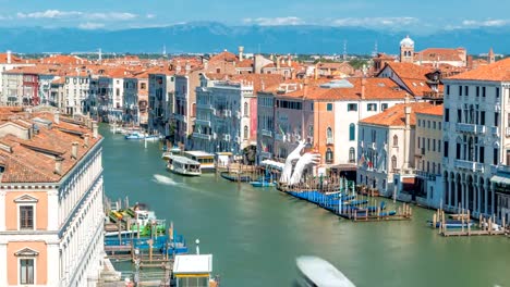 Vista-superior-en-canal-central,-ocupado-en-timelapse-Venecia,-en-ambos-lados-las-obras-maestras-del-arquitectura-veneciana