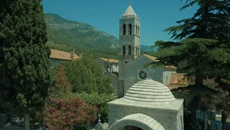 Entre-los-árboles-de-las-montañas-es-una-iglesia-de-piedra-blanca