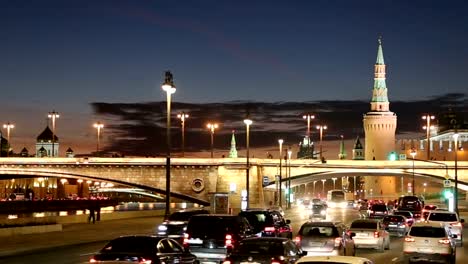 Nachtverkehr-am-Moskvoretskaya-Ufer-nahe-dem-Park-Zarjadje-in-Moskau,-Russland