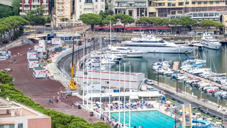 Piscina-junto-al-mar-en-timelapse-de-Mónaco,-con-gente-y-edificios-en-el-fondo