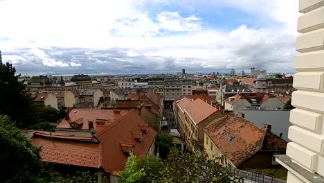 Impresionantes-vistas-sobre-los-tejados-y-calles-estrechas-de-la-hermosa-ciudad-de-Zagreb