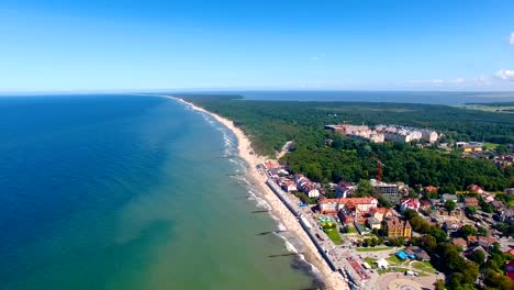 Aerial:-The-promenade-of-Zelenogradsk,-Russia