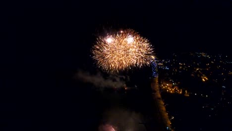 Antenne:-Feuerwerk-in-der-Nacht