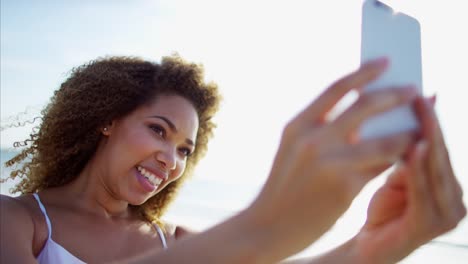 Wollüstig-afroamerikanische-Frau-im-Urlaub-nehmen-selfie