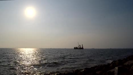 Schiff-am-Meer-in-der-Dämmerung-Abenddämmerung-Sonnenuntergang-voyaging.-Silhouetten