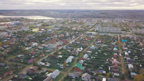 Schöne-Stadtbild---traditionelle-Häuser-und-Moschee-mit-Smaragd-grüne-Kuppel-vor-dem-Hintergrund-der-Berge-und-blauer-Himmel.-Clip