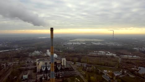 Müllverbrennungsanlage.-Müllverbrennungsanlage-Pflanze-mit-Schornstein-Rauchen.-Das-Problem-der-Umweltverschmutzung-durch-Fabriken.