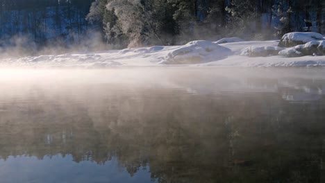 Schnell-bewegenden-Toman-und-Dunst-über-dem-Wasser-der-blauen-Seen-auf-Altai-Fluss-Katun