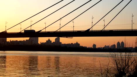 Brücke-Blick-auf-den-Sonnenuntergang-Fluss