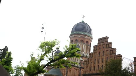 Kirche-des-Wohnsitzes-des-Bukowiner-und-dalmatinischen-Metropoliten,-heute-Teil-der-Universität-Czernowitz.-Yuriy-Fedkovych-Czernowitz-Nationaluniversität.-Chernovtsi,-Europa