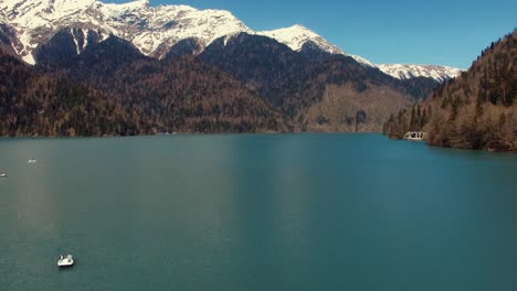 Drone-ist-absenken-und-Landung-zeigt-wunderschöne-Berge-und-Teichlandschaft