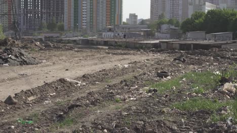 Alrededores.-Suelo-contaminada-con-diversos-desechos-cerca-de-la-metrópolis-con-rascacielos.-Contaminación-del-medio-ambiente