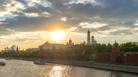 Moscú-ciudad-horizonte-timelapse-atardecer-en-la-Plaza-del-Kremlin-Palacio-rojo-y-el-río-Moscova,-Moscú-Rusia-4K-Time-Lapse