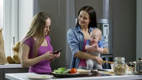 Frauen-mit-Baby-Boy-in-Küche