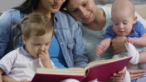 Madres-de-felizes-lectura-a-los-niños