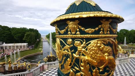 Tiro-de-seguimiento-que-muestra-gran-palacio-fuentes-Parque-de-Peterhof,-San-Petersburgo,-Rusia