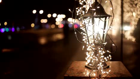 Weihnachten,-Silvester-Zeit-in-den-Stadtstraßen,-dekoriert-und-beleuchtet.