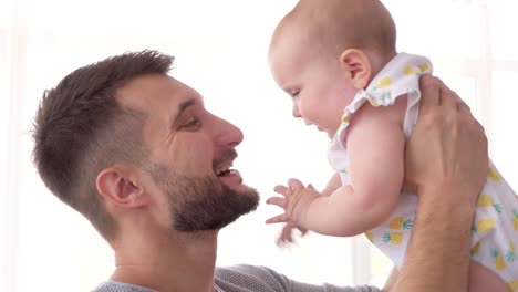 Vater-holding-hübsches-kleines-Mädchen-und-küssen