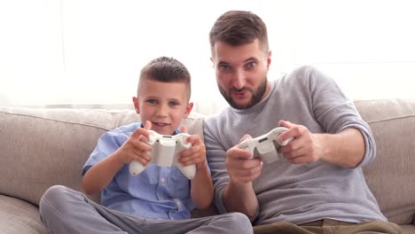 Vater-mit-Sohn-freuen-sich-auf-einen-Sieg-im-Videospiel