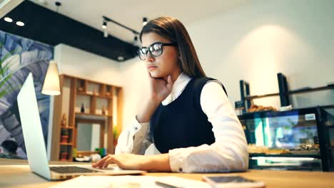 Die-geschäftsfrau-mit-einem-modernen-Laptop-am-Schreibtisch-arbeiten