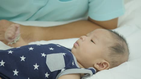 Schuss-von-asiatischen-Vater-Baby-streicheln-hautnah