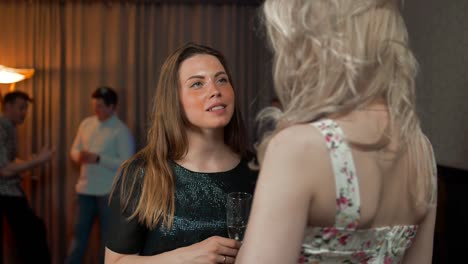 Two-girls-gossiping-with-glasses-of-champagne