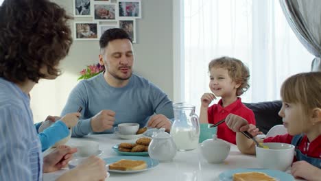 Familie-mit-drei-Kindern-frühstücken