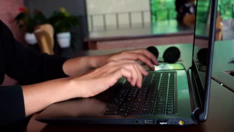 Woman-hand-using-laptop.