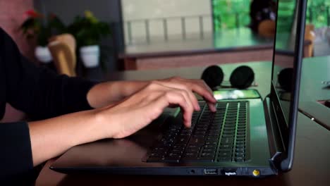 Woman-hand-using-laptop.