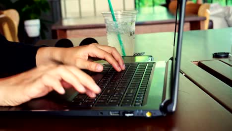 Die-Hand-der-Frau-mit-Laptop.