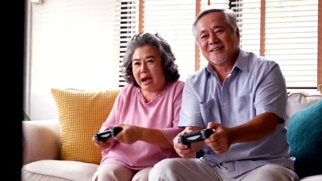 Senior-hombre-y-mujer-jugando-juego-juntos-en-casa-con-emoción-feliz.-Gente-feliz,-estilo-de-vida,-concepto-de-entretenimiento.-resolución-de-4-k.