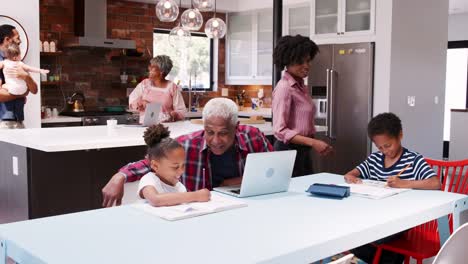 Abuelos-y-los-padres-ayudar-a-los-niños-con-la-tarea-en-la-ocupada-casa-familia-multigeneración---rodada-en-cámara-lenta