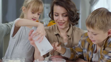 Niños-cocinando-pastel-con-mamá