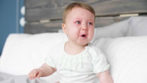 Müde-Babys-weinen-im-Schlafzimmer