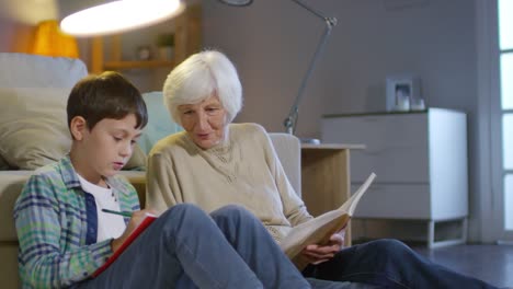 Oma-und-Schüler-lesen-Lehrbuch