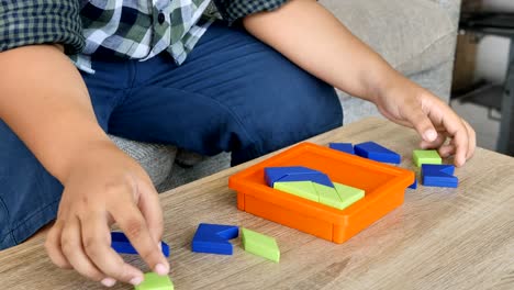 Junge-Rätsel-asiatische-Kinder-Puzzle-zu-lösen-auf-Schreibtisch-im-Zimmer.