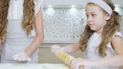 Mather-divertirse-con-los-niños-en-la-cocina.