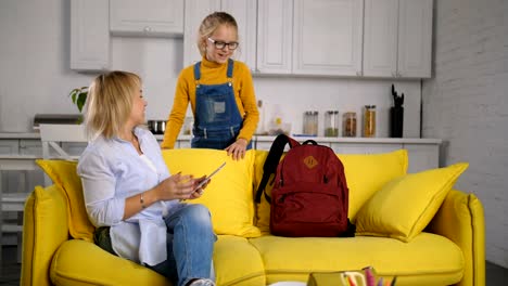 Schulmädchen-geben-Mama-Abschied-Kuss-vor-der-Schule