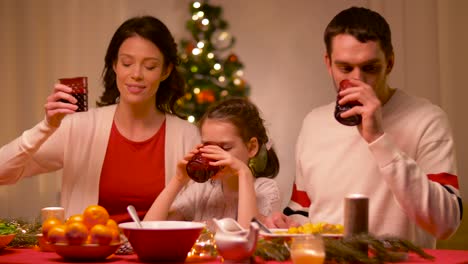 glückliche-Familie,-die-Weihnachts-Dinner-zu-Hause