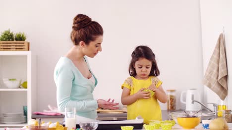 Mutter-und-Tochter,-die-Cupcakes-zu-Hause-kochen