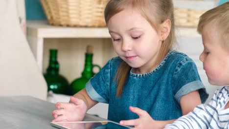 Kaukasische-Mädchen-und-Jungen-lernen,-wie-man-Tablet-verwenden