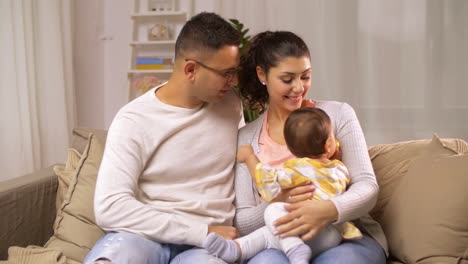 glückliche-Familie-mit-Baby-Girl-zu-Hause