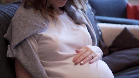 Acariciando-su-barriga-de-mujer-embarazada